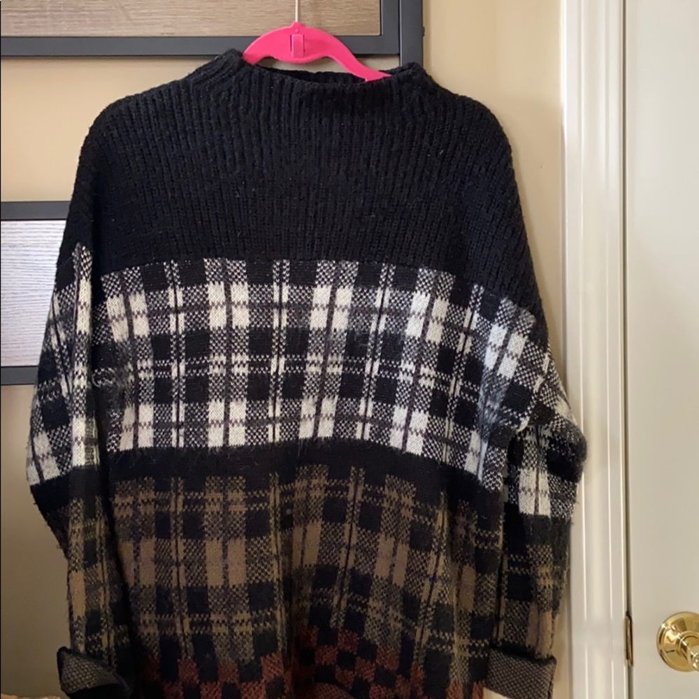 Turtle neck checked sweater